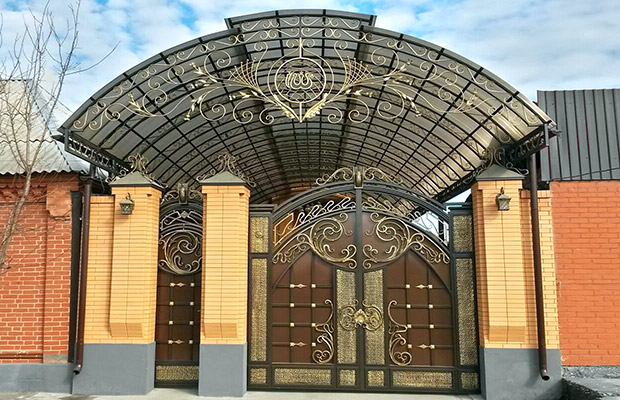 Купить или заказать ворота для дома с навесом - стильные и надежные решения для вашего участка в Рославле от 41638 руб | ВоротМастер-Рлв