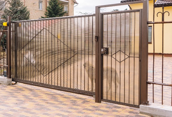 Купить ворота из профлиста с элементами ковки, с металлическими столбами в рамке или под дерево в Рославле от 153645 руб